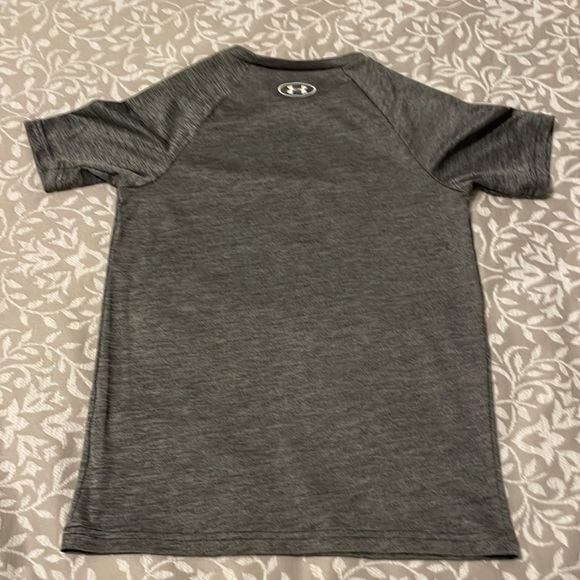 Under Armour Dark Grey Silky Smooth Shirt YM - Picture 3 of 3